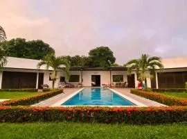 Extraordinaria casa con piscina y pura naturaleza Honda