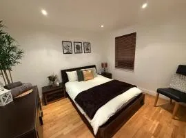 Large 5BR House with FREE Parking and WiFi plus Garden in Basildon, Essex