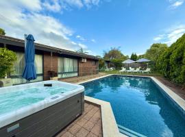 Brighton Blissful - Couples Villa Pool Spa Sauna, hotel v Melbourne