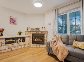 Luxury Jacuzzi Suite with Sauna & Heated Pool, hotel a Shanty Bay