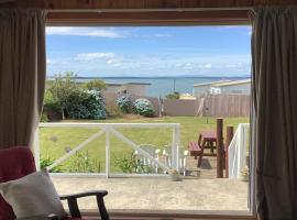 Ocean Breeze Holiday Home, hotel i Riverton