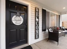 CLEANEST Home with 3 Queen Beds, Private Yard, Activities