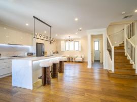 Hampton Luxe Retreat 4BR Pet Friendly, khách sạn ở Melbourne