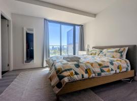 South Yarra Studio - Free Parking, Gym & Balcony Views, Hotel in Melbourne