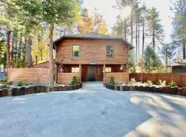 Yesteryear - Pet-friendly log cabin close to town