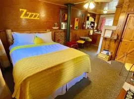 Sugar Pine Cabin - Quaint studio located in town