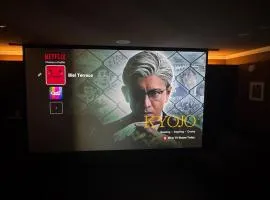 Biei Terrace 1F 78m2超大型ワンルーム 全ソファベッド7台 170型米Valerion社製最新プロジェクタ動画視聴 シャワー ミニキッチン付き