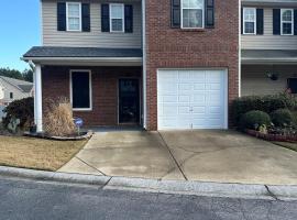 Spacious Cartersville Townhome – hotel w mieście Cartersville