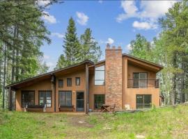 Bragg Creek Vacation Estate with hot tub, sauna, pool table, karaoke, private pond and forest trails, Hotel in Bragg Creek