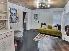 Luxury Island Bungalow MINS to Beach & UF Flagler Hospital, hotell sihtkohas St. Augustine