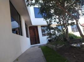 Casa completa de 4 habitaciones cerca a la Mitad Del Mundo, Hotel in Hacienda Rumicuchu