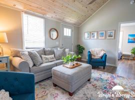 Renovated Retreat Home in Huron, close to beaches, hotel na praia em Huron