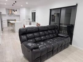 Bracken Ridge 2BR Entire Home, Self Check-In, Parking, hotel i Deagon