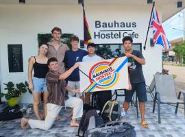 Bauhaus Hostel Cafe, hotel in Don Sak