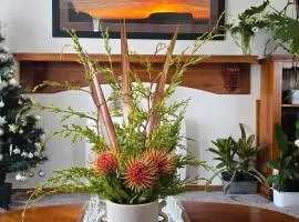 THE FLOWER BEDS Walk to town and beach