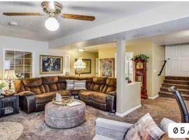 2 Bedroom Private 1500ft Hot Tub Sauna Gym, hotel a Graham