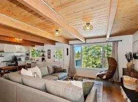 Yama Cabin - 5 min walk to the village, EV plug, hot tub, kid & pet friendly