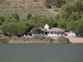 CENTRO DE OCIO ALÚA Casa Rural Iznájar Lago de Andalucía, hostel ở Iznájar