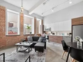 Beautiful Downtown Apartment with Pool, Laundry, Parking