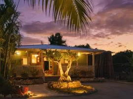 庭 と 宿 サトウキビ畑のそよ風吹く家