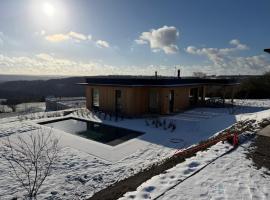 Oakstone Lodge- Gite avec Jacuzzi Piscine et Sauna, hotel en Houyet