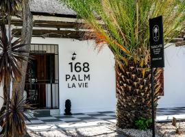 Palm La Vie, hotel di Worcester