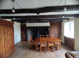 Maison typique avec 3 chambres pour 6 à 8 personnes, hotel a Chalvignac