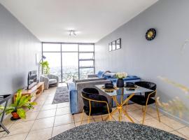 Skyline Hideout XL King Bed FREE Parking Views โรงแรมในอีเดนเวล