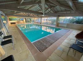 Le Colombier d'Antan 300 m2 avec Piscine couverte chauffée, hotel u gradu Les Vans