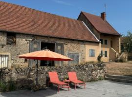 Gîte famille avec piscine en Bourgogne – hotel w mieście Dyo