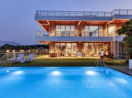 SaffronStays Euphoria - 7BR luxury pool villa with river view, lawns, BBQ & bonfire, perfect for celebrations in Karjat, Hotel in Dhamni