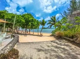 Azuri Ocean & Golf Village - Elegant 3-Bedroom Apartment with Private Garden, Beach & Pool Access in Roches Noires