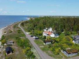 Sjötorpet - unikt boende vid havet på norra Öland!, hotel in Löttorp