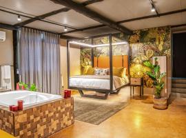 Naughty by Nature - Adults-Only - Luxury Cabin - in Wilderness, hotel em Wilderness