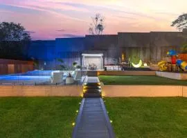 Shell Cove Holiday Home Ocean Views & Heated Pool