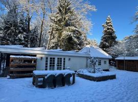 Cosy lodge in beautiful walking and cycling surroundings, hotel in Epe