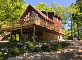 Muskoka Cottage on a 4 Lake Chain, ξενοδοχείο σε Burks Falls