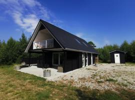 New Luxury Holiday Home with Nature View Near sterby Harbour, villa in &Oslash;sterby Havn