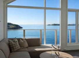 Hamn i Senja - Private top apartment with seaview, Hotel in Senja