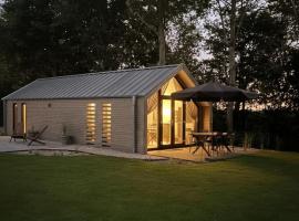 Beachhouse Veluwemeer mit großem Garten in Strandnähe (inkl. Hallenbadnutzung), hotel em Hulshorst