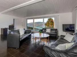Lake & Mountain View Apartment near Faulensee Balcony BBQ & Free Parking