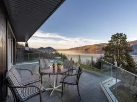 Lake & Mountain View Apartment near Faulensee Balcony BBQ & Free Parking