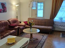 FAMILY DELUXE - SLEEP WELL! Very quiet night - Queensize good quality twinbed and second bedroom 2 single beds- Spacious 60m2 - supermarket Prisma and restaurang only 200m - ski rental and trail - tea and coffee - towels, villa en Savonlinna
