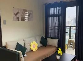 Bayfront Suite in Pasay, With Balcony, Manila Bay View, Near MOA, OKADA, PICC, Airport, WFH ready Free pool and Sauna Access