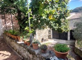 grande maison ardéchoise โรงแรมในVesseaux