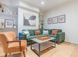 Chester Manor - 5 BR - Sleeps 10 - Free Parking