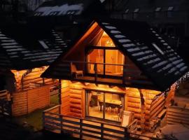 Domek z bali drewnianych w górach Jacuzzi & Balia - Osada Chełm, hotel en Stróża