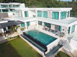 Luxurious 5-Bedroom Villa overlooking Pattaya City, hotel i Bang Lamung
