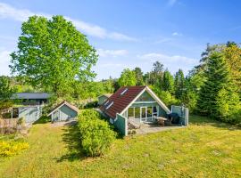 Idyllic summer house in calm, green surroundings, hotel en Ebeltoft