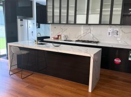 Comfortable Canberra Home to Remember in Taylor, hotel in Hall